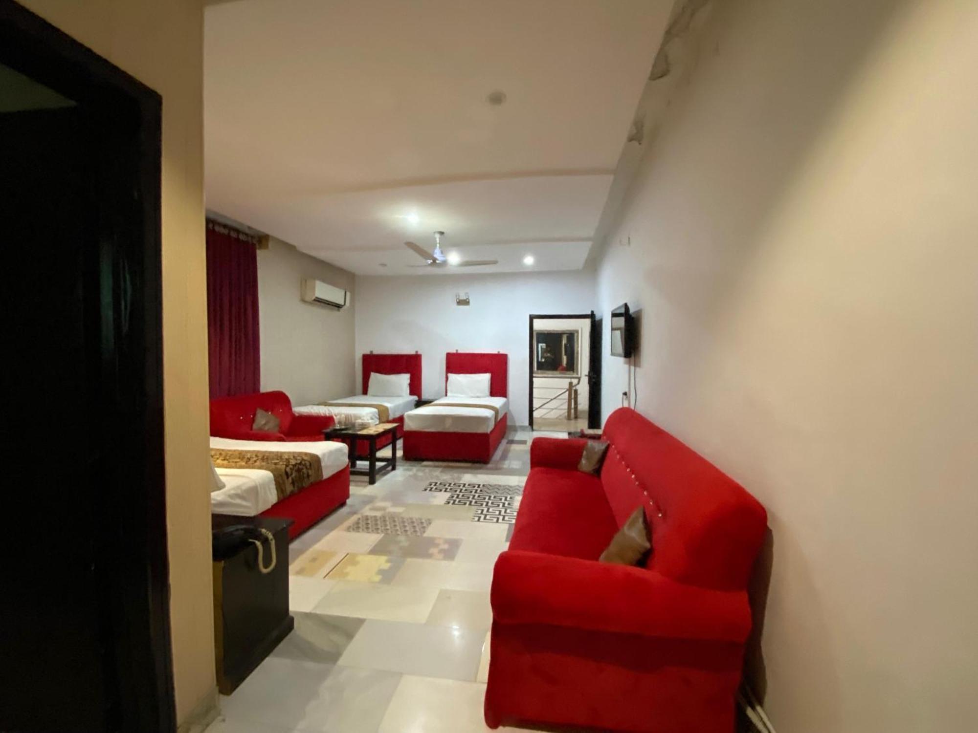 Hotel Tulip Inn, Gulberg Лахор Экстерьер фото