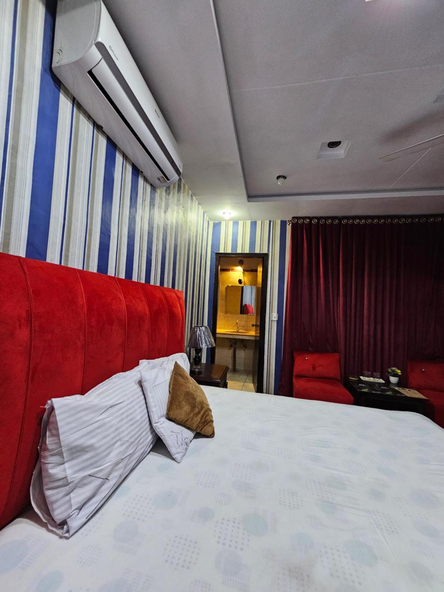 Hotel Tulip Inn, Gulberg Лахор Экстерьер фото